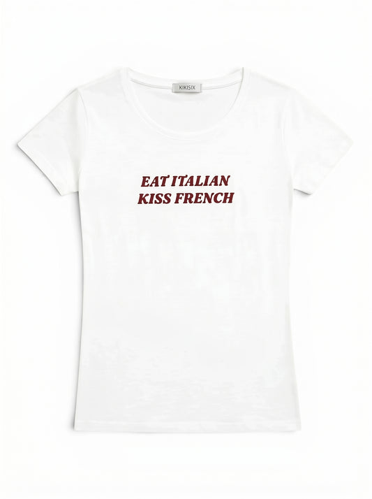 Balti marškinėliai „Eat Italian Kiss French“ Kikisix baltame fone